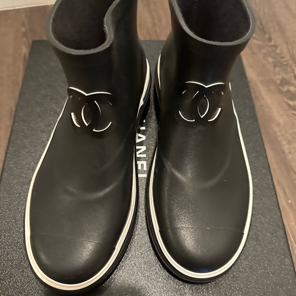 Chanel 2023 Rubber Wellington Caoutchouc CC Logo Top ankle rain boot Authentic - Picture 3 of 8